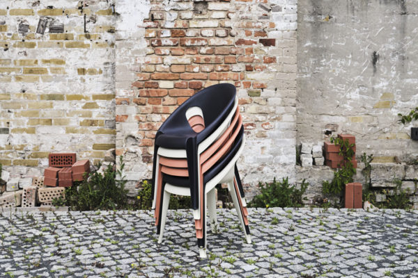Konstantin Grcic projeta cadeira com plástico 100% reciclado para Magis