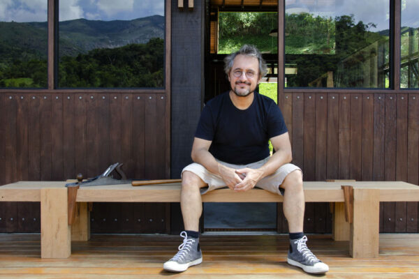 Desgner e artífice da madeira, Fernando Mendes lança nova coleção