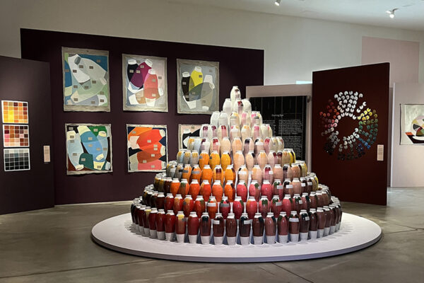 Hella Jongerius “sussura” coisas e poesia no Vitra Design Museum